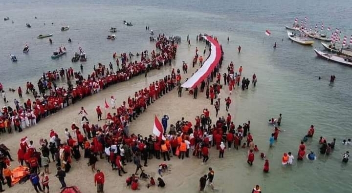 MERAH PUTIH MEMBENTANG SEPANJANG 77 METER DI FESTIVAL MERAH PUTIH TANGKULARA 2022